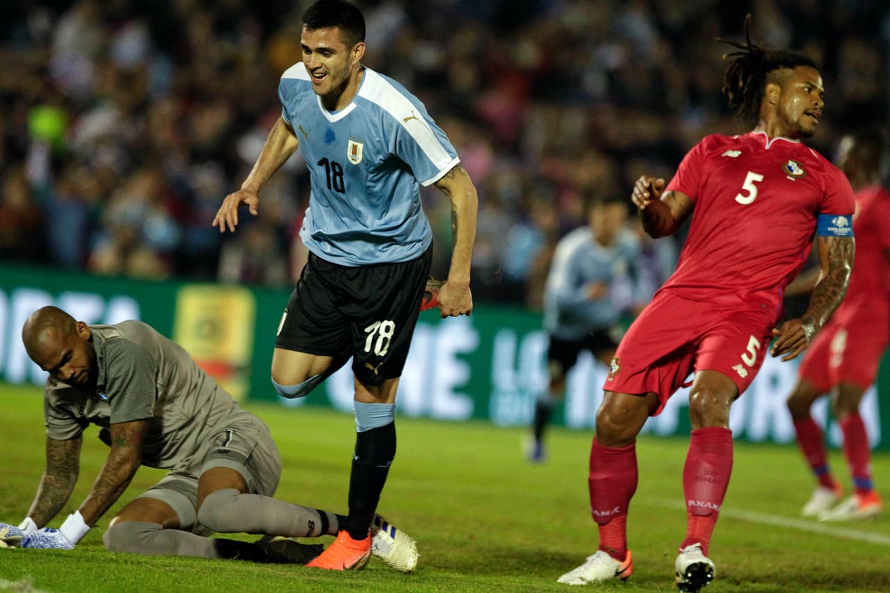 Al minuto 19 apareció Maximiliano Gómez para marcar el primer gol del cotejo.