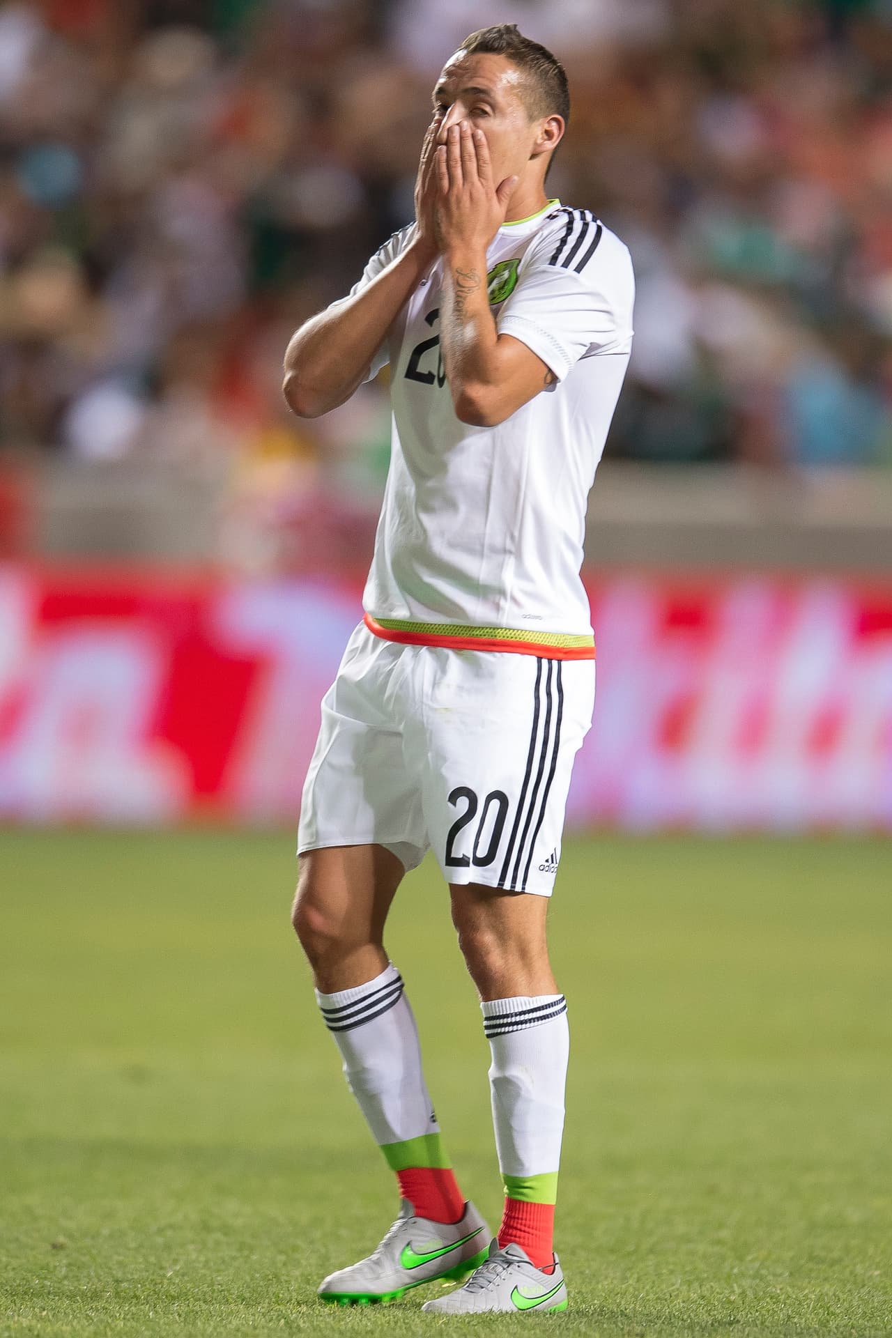 8 - Jesús Dueñas buscó desde el medio campo imponer su pierna y su estilo de juego, le costó el ritmo del rival.