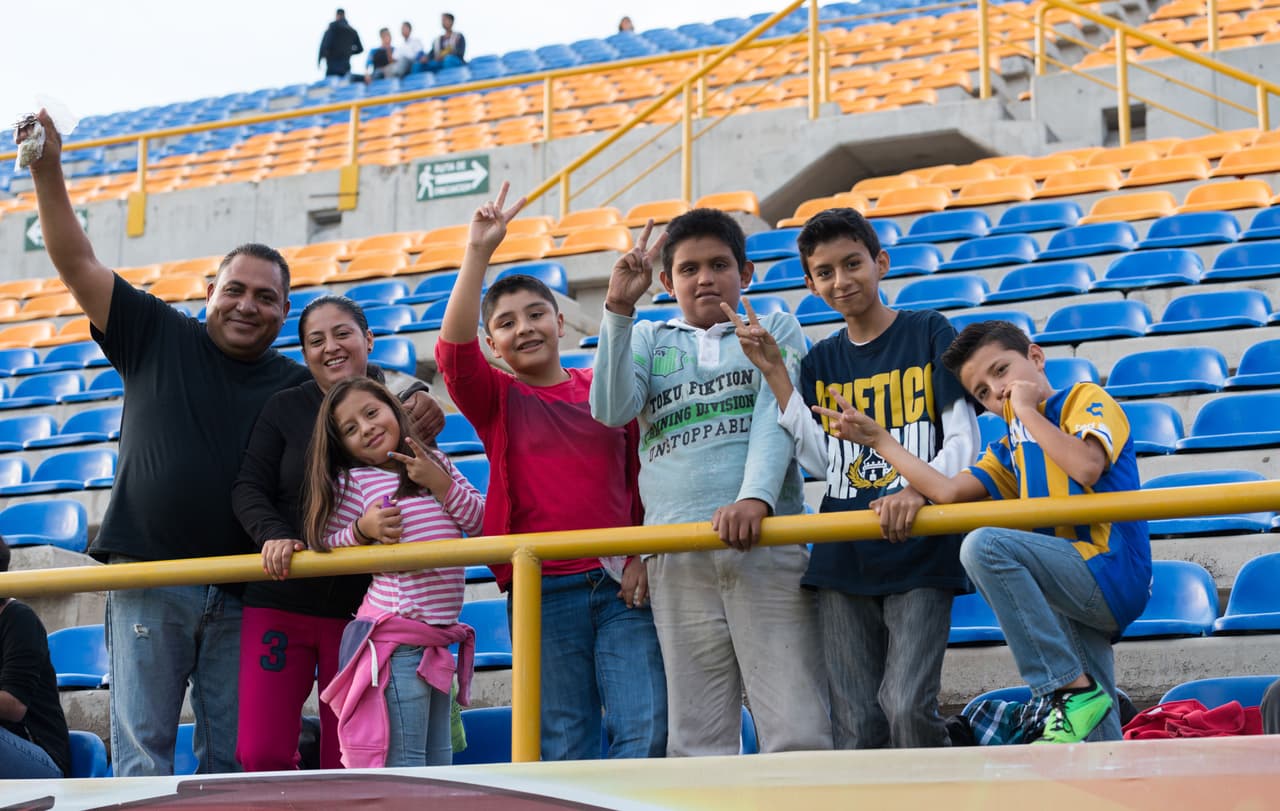 El pilón- Finalmente, el público es igual de entregado a su selección en ambas plazas. Aunque clasificado y contra un conjunto de bajo perfil como Trinidad y Tobago, el partido no habría tenido mayor atención por parte de los seguidores al fútbol en la Ciudad de México. Mientras que en San Luis se le espera con ansias y ha tenido un cálido y sorpresivo recibimiento.