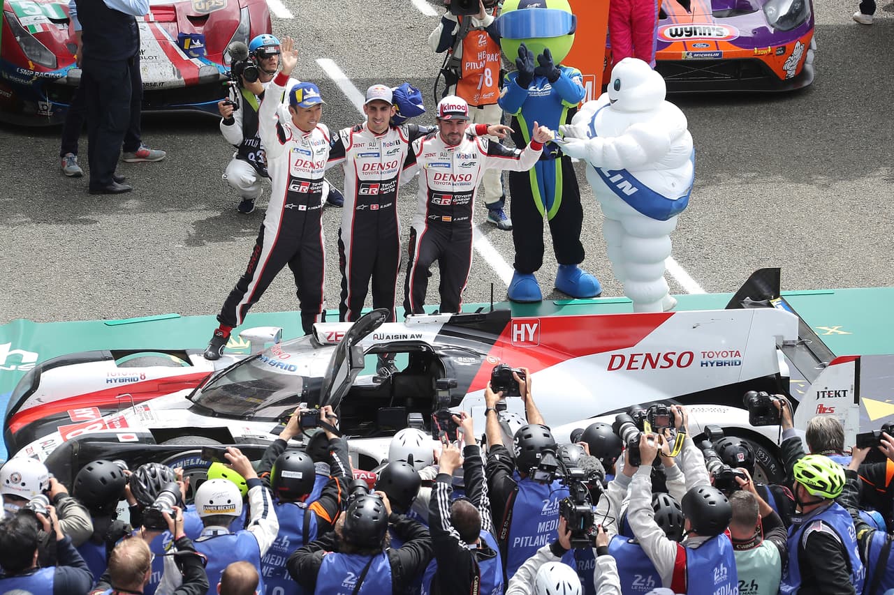 El español Fernando Alonso, que ganó de nuevo a bordo del Toyota TS050 Hybrid las 24 Horas de Le Mans, capturó en el circuito de La Sarthe el cuarto título mundial de su carrera deportiva.