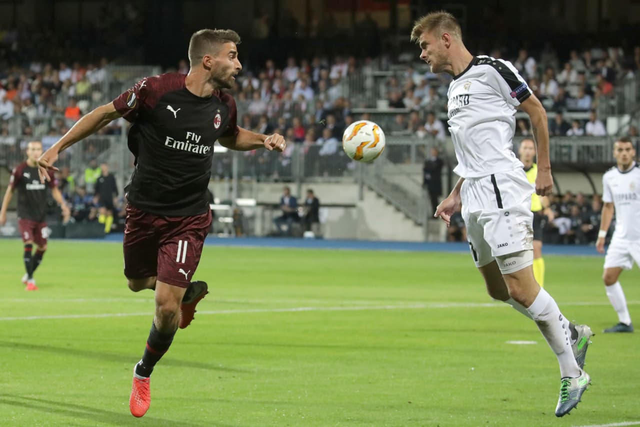 Fabio Borini, del Milán, tratando de impedirle el paso a David Turpei del equipo local. Pocas ocasiones del equipo luxemburgués pero no se quedaron de brazos cruzados viendo al visitante.