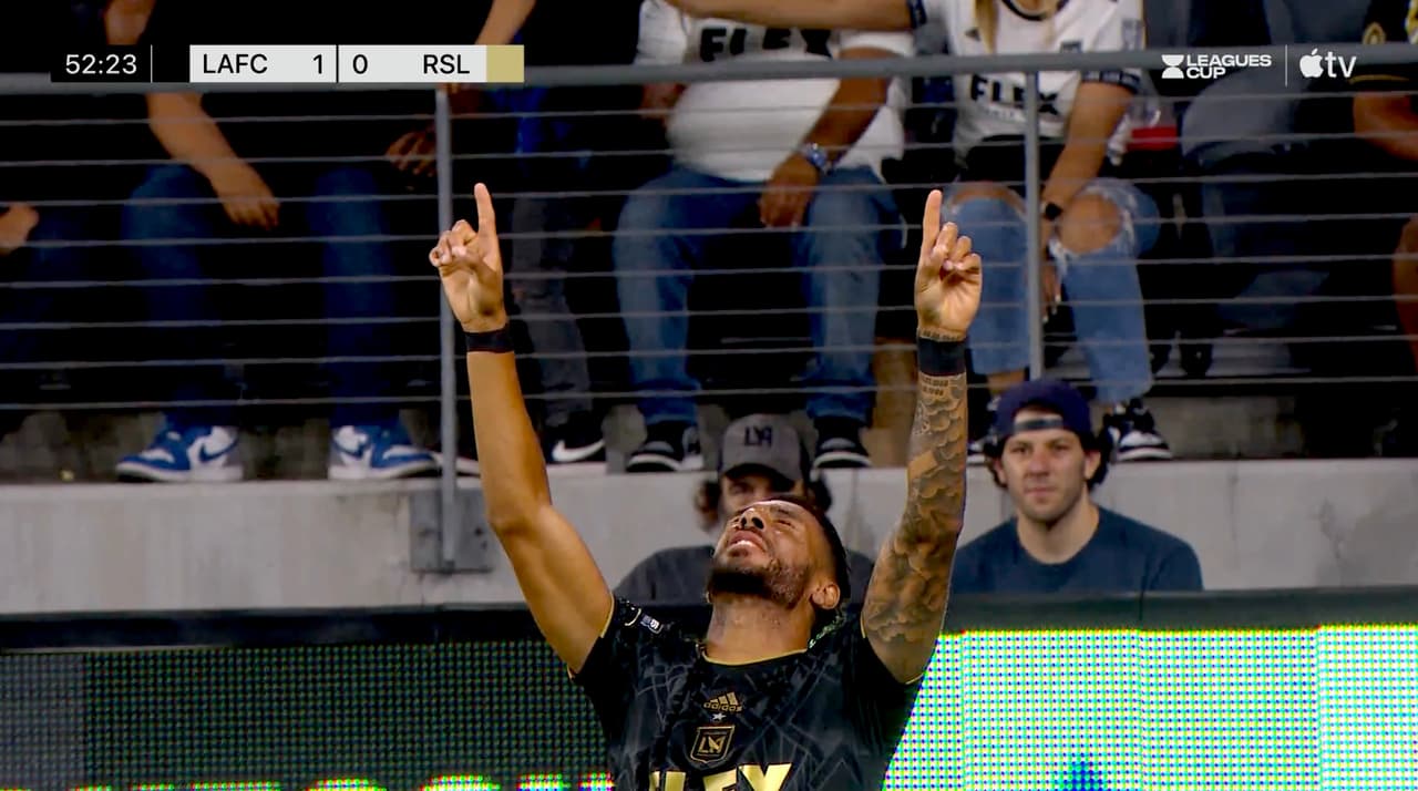 Dénis Bouanga dribla a dos rivales, hace un golazo y el 1-0