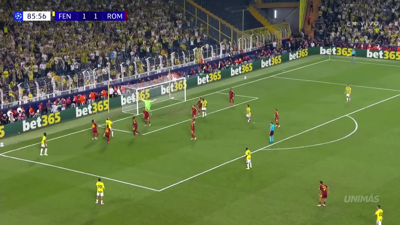 ¡Se salva la Roma! Pelota al palo que ahoga el grito de gol en Turquía