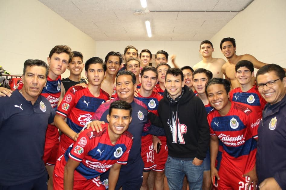 Hirving Lozano visita a Chivas en Holanda
