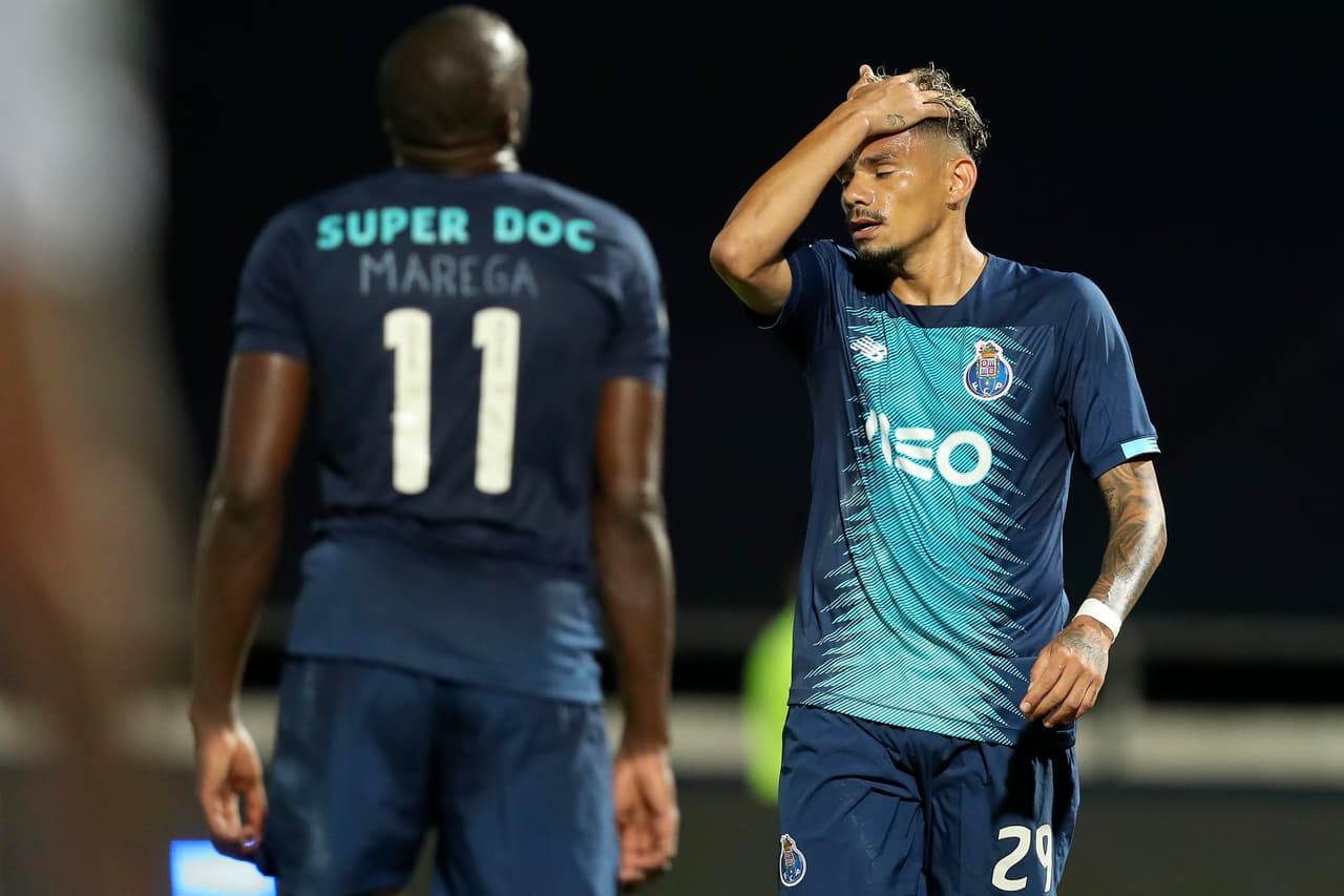 Marega y Tiquinho se lamentan luego de haber dejada pasar una oportunidad clara.