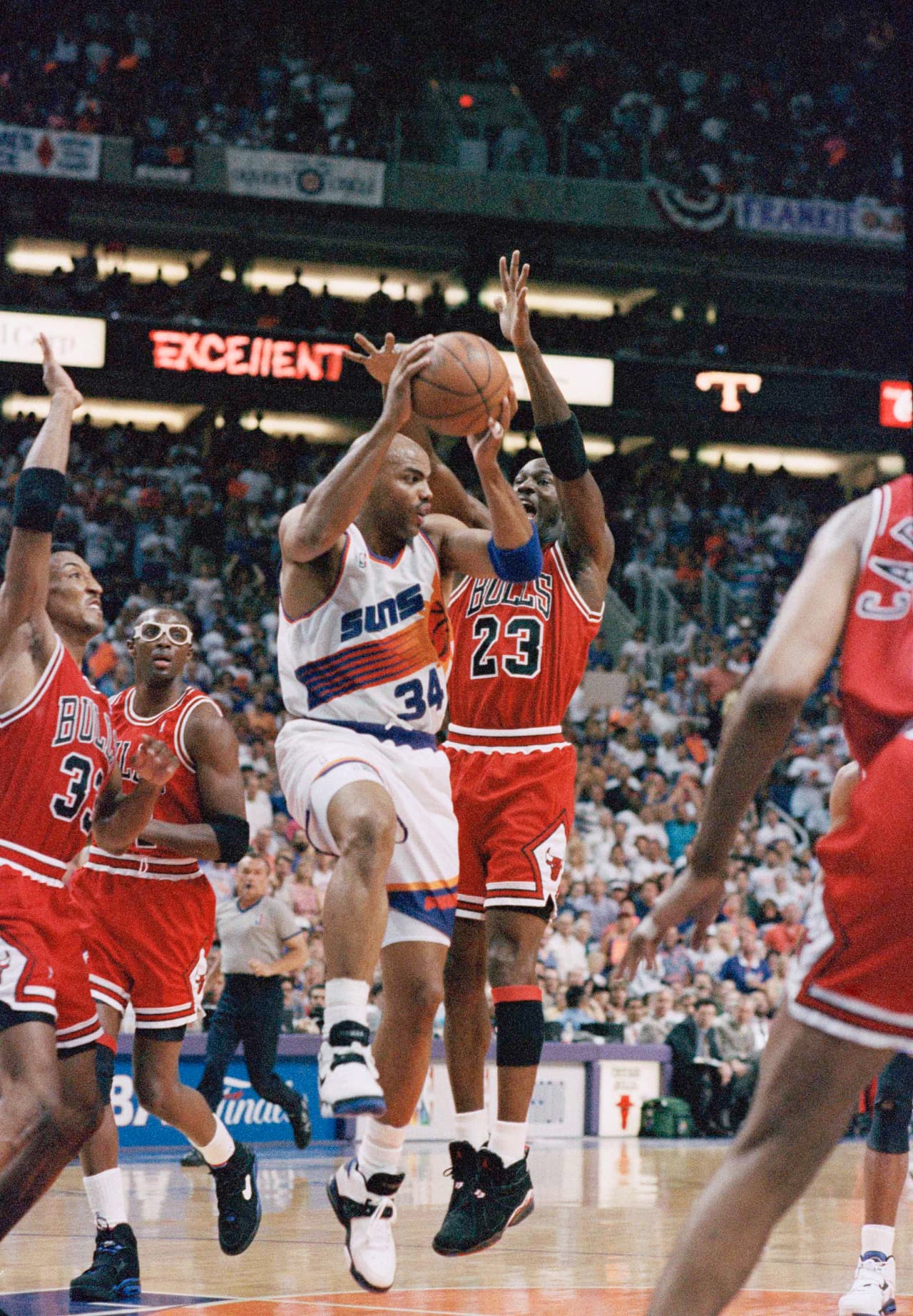 Charles Barkley fue el jugador cuyo talento llegó al líder de los extraterrestres, Monstar Pound, el monstruo de color naranja.