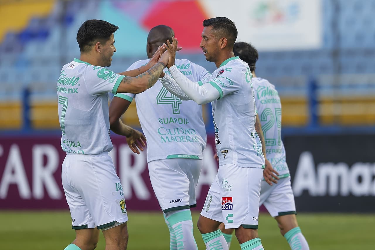 Con goles de Omar y Elías Hernández, León pega primero y se impone 0-2 al Deportivo Guastatoya.