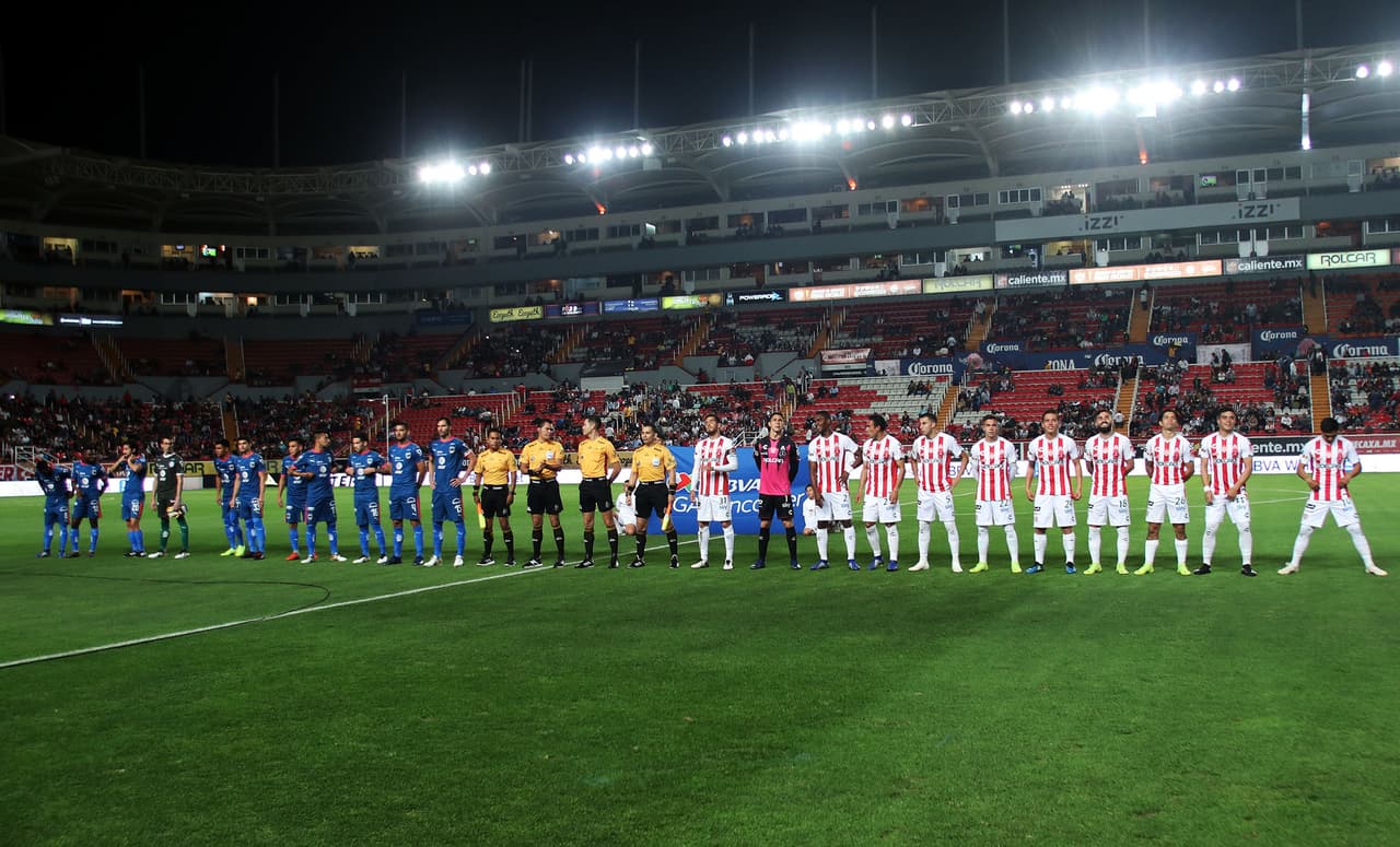 Los dos equipos se alinearon de esta forma antes el inicio del cotejo.