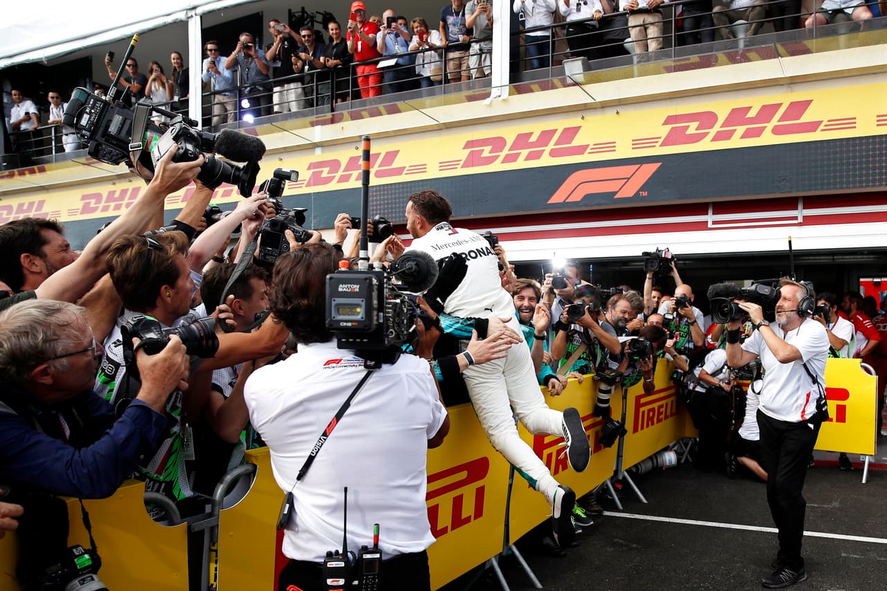 Lewis Hamilton celebra su victoria con todo el personal del equipo Mercedes, que suma 239 puntos en el primer lugar del campeonato de constructores.