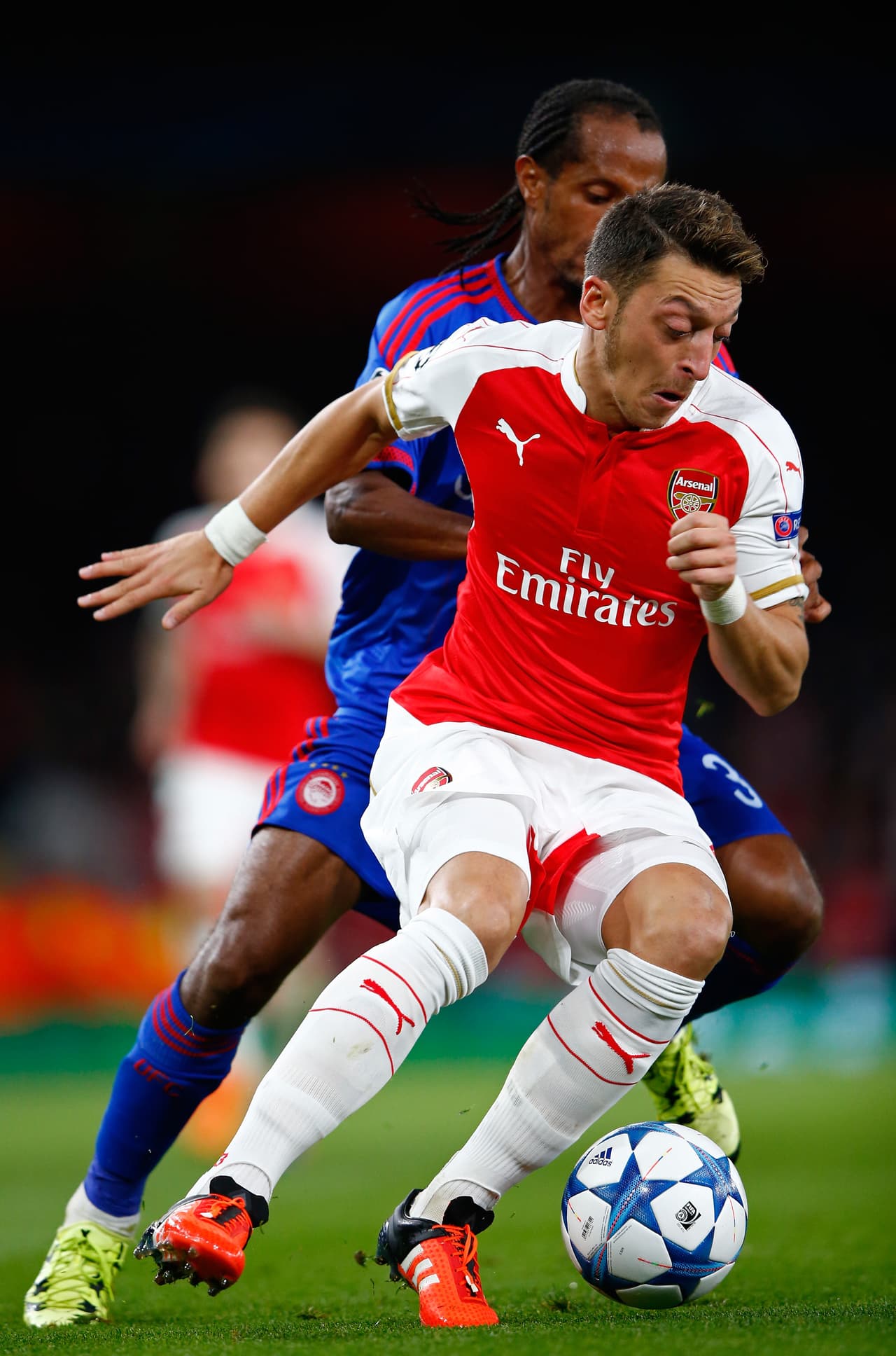 En Inglaterra, el Arsenal cayó 2-3 ante Olympiakos con tanto de Pardo, Finnbogason y autogol de Ospina; los Gunners descontaron con anotaciones de Theo Walcott y Alexis Sánchez pero no pudieron rescatar siquiera el empate en Londres.