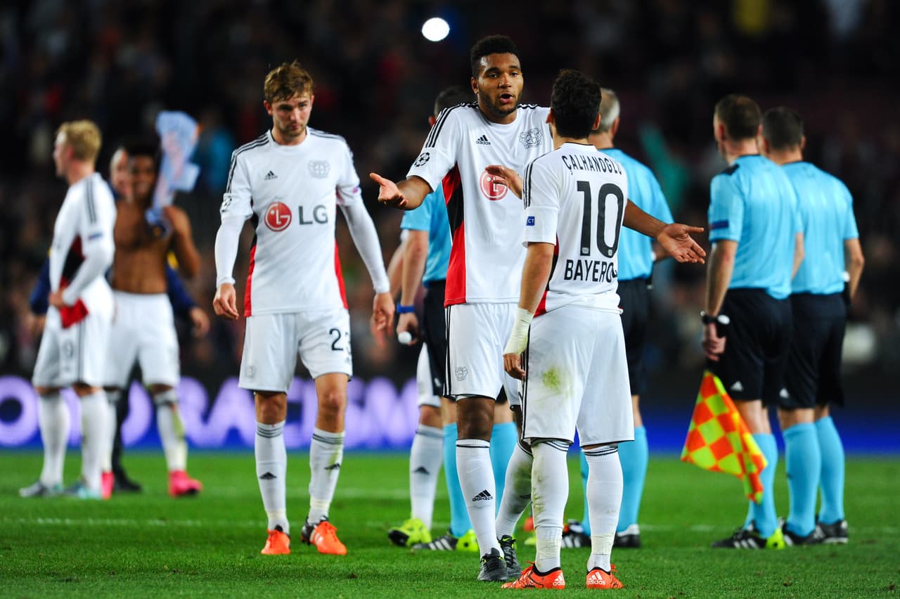 En España, el Barcelona se impuso 2-1 al Bayer Leverkusen del Chicharito quien se perdió un gol cantado y salió de cambio al 55'. Los goles del encuentro fueron de Papadopoulos, Sergi Roberto y golazo de Luis Suárez para la victoria culé.
