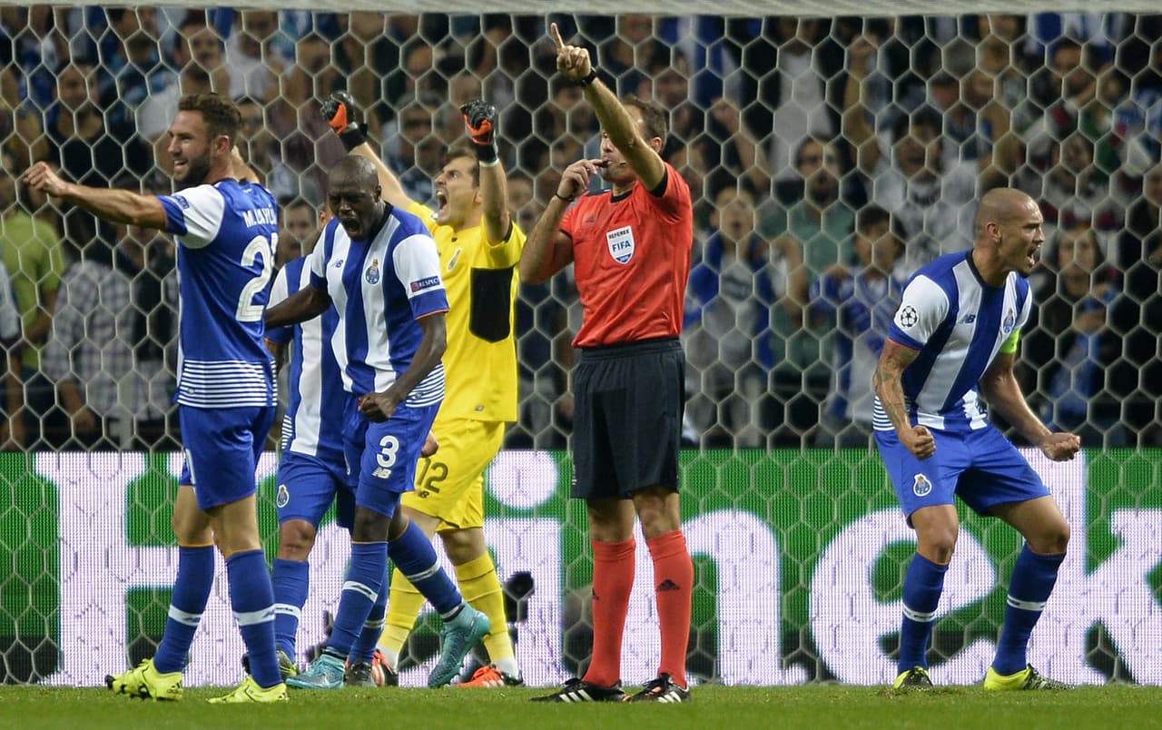 En Portugal, los Dragones del Oporto derrotaron 2 a 1 al Chelsea de Mourinho con goles de André y Maicon que celebró con todo Íker Casillas quien impuso récord de partidos jugados en la Champions al llegar a 152 presentaciones.