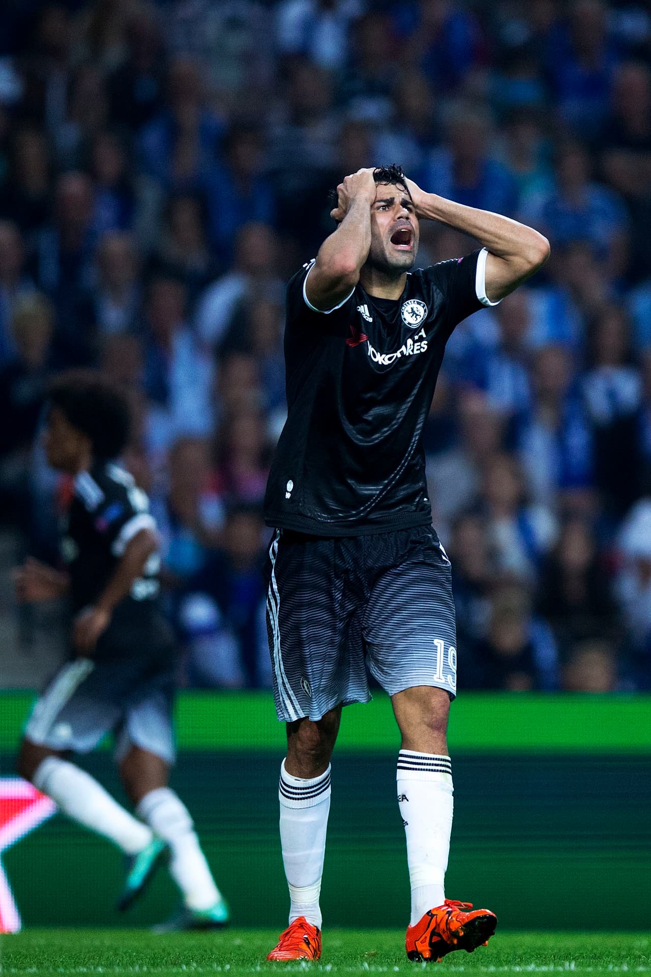 En Portugal, los Dragones del Oporto derrotaron 2 a 1 al Chelsea de Mourinho con goles de André y Maicon que celebró con todo Íker Casillas quien impuso récord de partidos jugados en la Champions al llegar a 152 presentaciones.