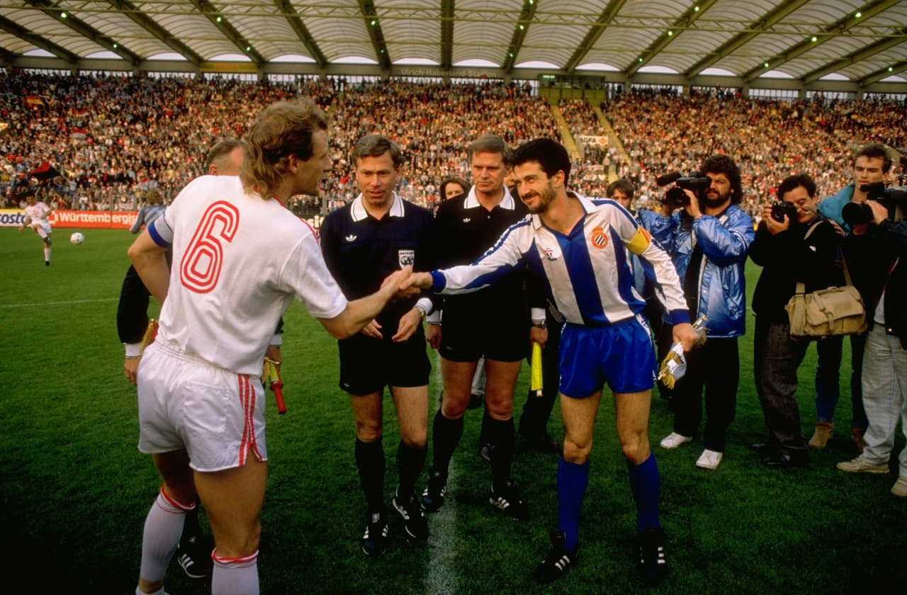 Como jugador, Valverde fue un delantero cumplidor. Lo más cerca que estuvo de ganar un título europeo fue la Copa de la Uefa de 1988 con el Espanyol de Barcelona, perdida ante el Bayer Leverkusen.