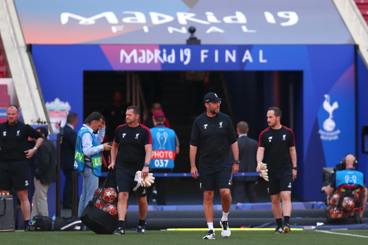 Liverpool vive las últimas horas previas a la Final de la UEFA Champions League con alegría e incluso la presencia de Andrea Pirlo en su reconocimiento del campo del Metropolitano. Los dirigidos por Jürgen Klopp ultimaron detalles en una sesión de entrenamiento con acceso a la prensa.