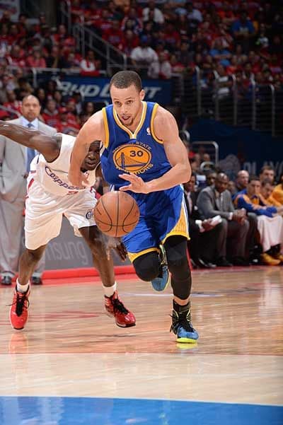 El base Stephen Curry aportó 24 puntos, incluidos 20 en el tercer periodo, y encabezó el ataque de los Warriors, que lo más cercano que estuvieron en el marcador fue de 25 tantos de desventaja en el tercer periodo.