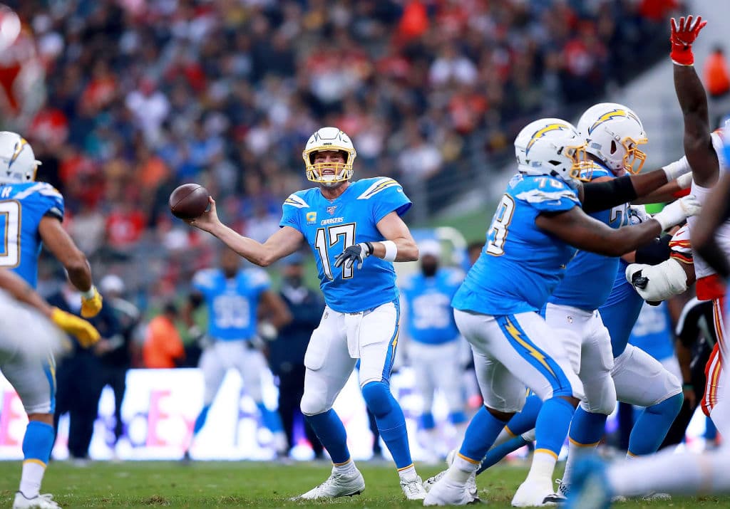 Philip Rivers lanza el ovoide, con todo el tiempo del mundo, para completar un pase.