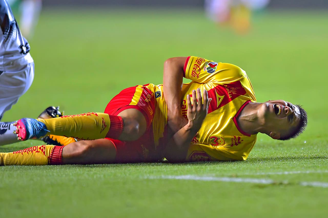 Fue un partido cerrado y con muchas jugadas con fuerza desmedida, en especial en la primera mitad.