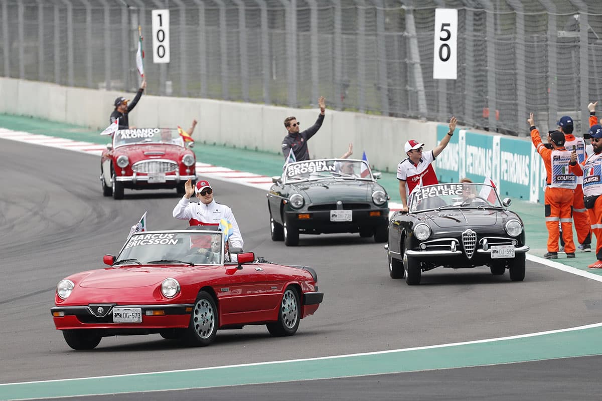 Los autos recorrieron la pista con los pilotos de Fórmula 1 a bordo.