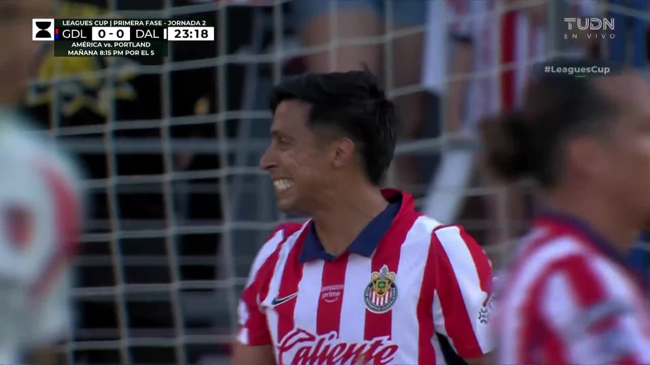 ¡Era el primero de Chivas Sepu! Así falla un cabezazo vs. Dallas en Leagues Cup