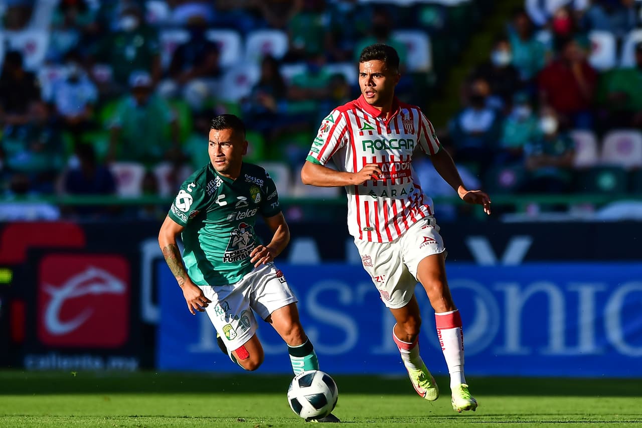 Con hat trick de Víctor Dávila, león golea a necaxa 3-0 y aseguran su lugar en la fiesta grande del futbol mexicano.