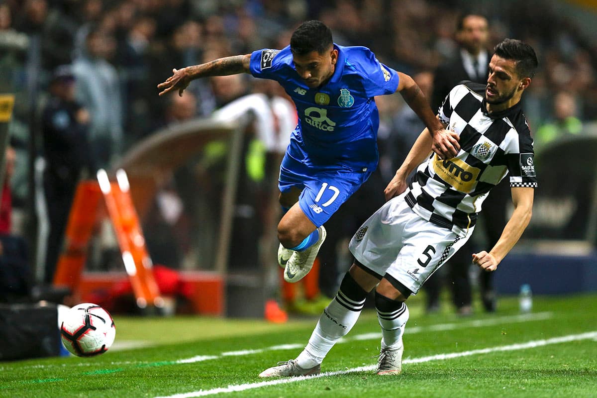 También actuó los 90 minutos el delantero mexicano Jesús Manuel Corona con el Porto (centro).