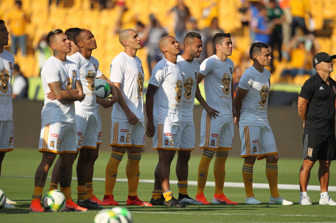 Con motivo del fallecimiento de Batocletti, los jugadores de Tigres lucieron playeras conmemorativas tras su deceso.