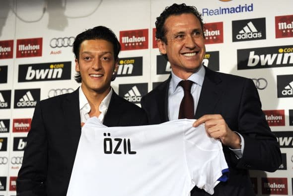 El alemán Mesut Özil llegó al Real Madrid por un fichaje que se estimó en 18 millones de euros, algo bajo para la calidad del jugador.