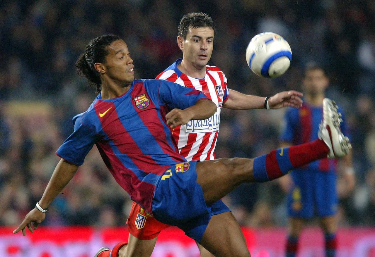 Ronaldinho | En marzo del 2008, el gran genio brasileño marcó un gol legendario ante el Atlético de Madrid valiéndose de una hermosa chilena. Xavi centro el balón para que Ronaldinho se elevara y con la pierna derecha creara una maravillosa sinfonía.