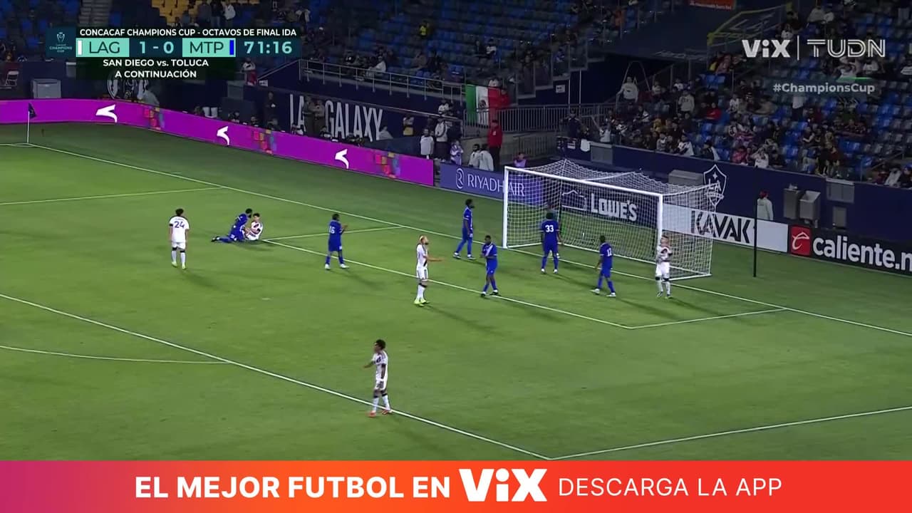 ¡Reflejos felinos del arquero de Mount Pleasant! Con el pie desvía el esférico