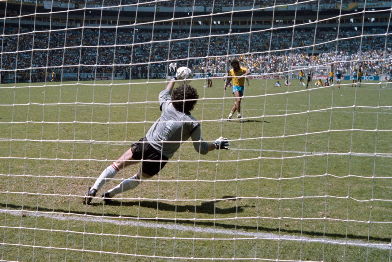 Aunque el propio Sócrates dio su aporte, Francia se impuso 4-3 contra Brasil en esa instancia y de nuevo acabó con el sueño.