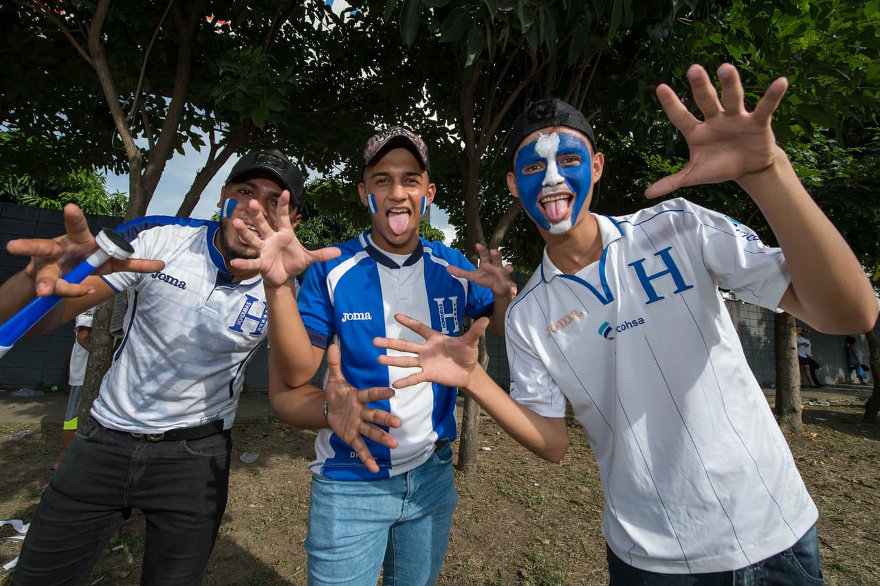 La afición hondureña hizo su parte llenando el Olímpico Metropolitano con banderas, disfraces, trajes típicos y mucha pasión para apoyar a su selección en contra de México.