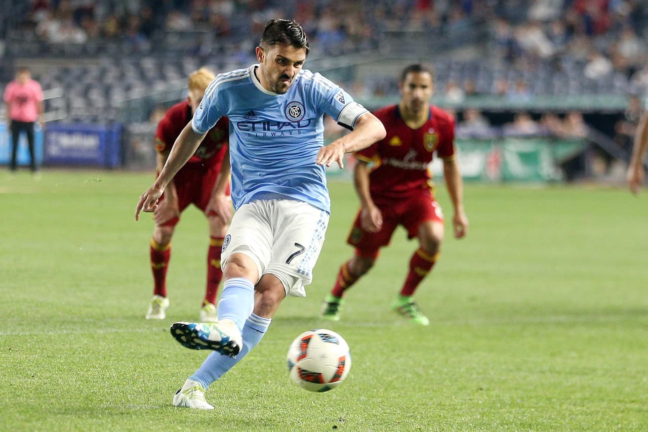 MVP 2016: No solamente David Villa es el actual goleador de la liga, sino que su aporte en la cancha trasciende a su demarcación en el terreno de juego. El exinternacional español trabaja duro para quedarse con la corona que el año pasado lució Sebastian Giovinco. Dos argentinos, Ignacio Piatti y Mauro Díaz son sus perseguidores más cercanos.