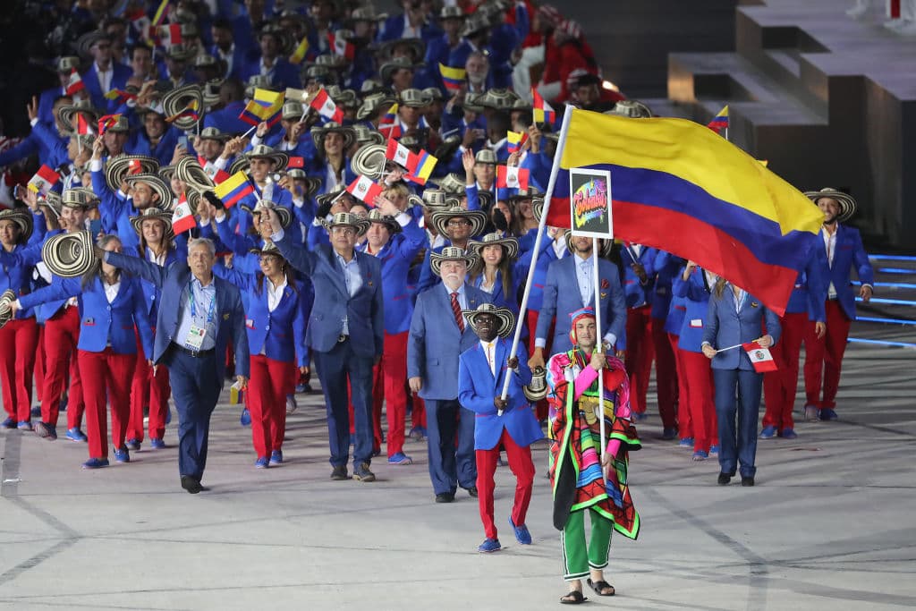 La delegación de Colombia sale a desfilar al lado de su abanderado Yuberjen Martínez.