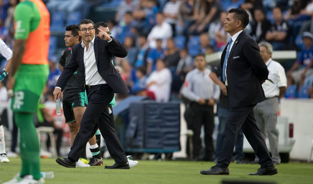 En los banquillos también se perdió el control. Santos terminó el encuentro con 8 jugadores.