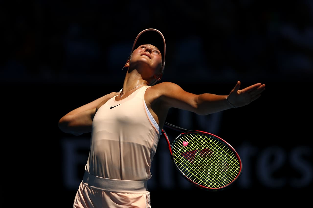 Marta Kostyuk es profesional desde el 2016, lo que sirve para que juegue y sienta confianza. Incluso ha celebrado con un salto mortal hacia atrás algún punto.