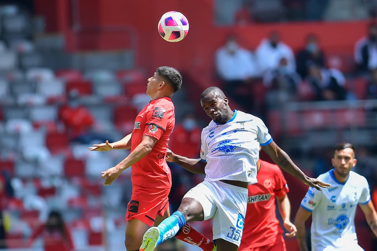 Querétaro iguala marcador ante el Toluca durante la Jornada 12 del Torneo de Apertura en la Liga MX. Diego Chávez de los 'Diablos Rojos' puso arriba a los locales al 63, pero Jonathan Dos Santos de los 'Gallos Blancos' logró empatar el encuentro. El uruguayo habría anotado el segundo pero lo anularon por posición adelantada.