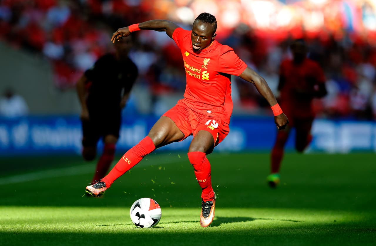 Antes de la final de Champions League frente al Real Madrid, Mané mando 300 camisetas con su nombre a su pueblo natal en Senegal.