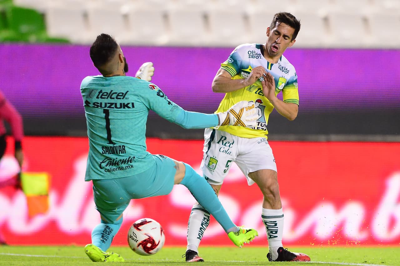 Alfredo Saldívar derribó a Fernando Navarro y eso obligó al árbitro a revisar el VAR.