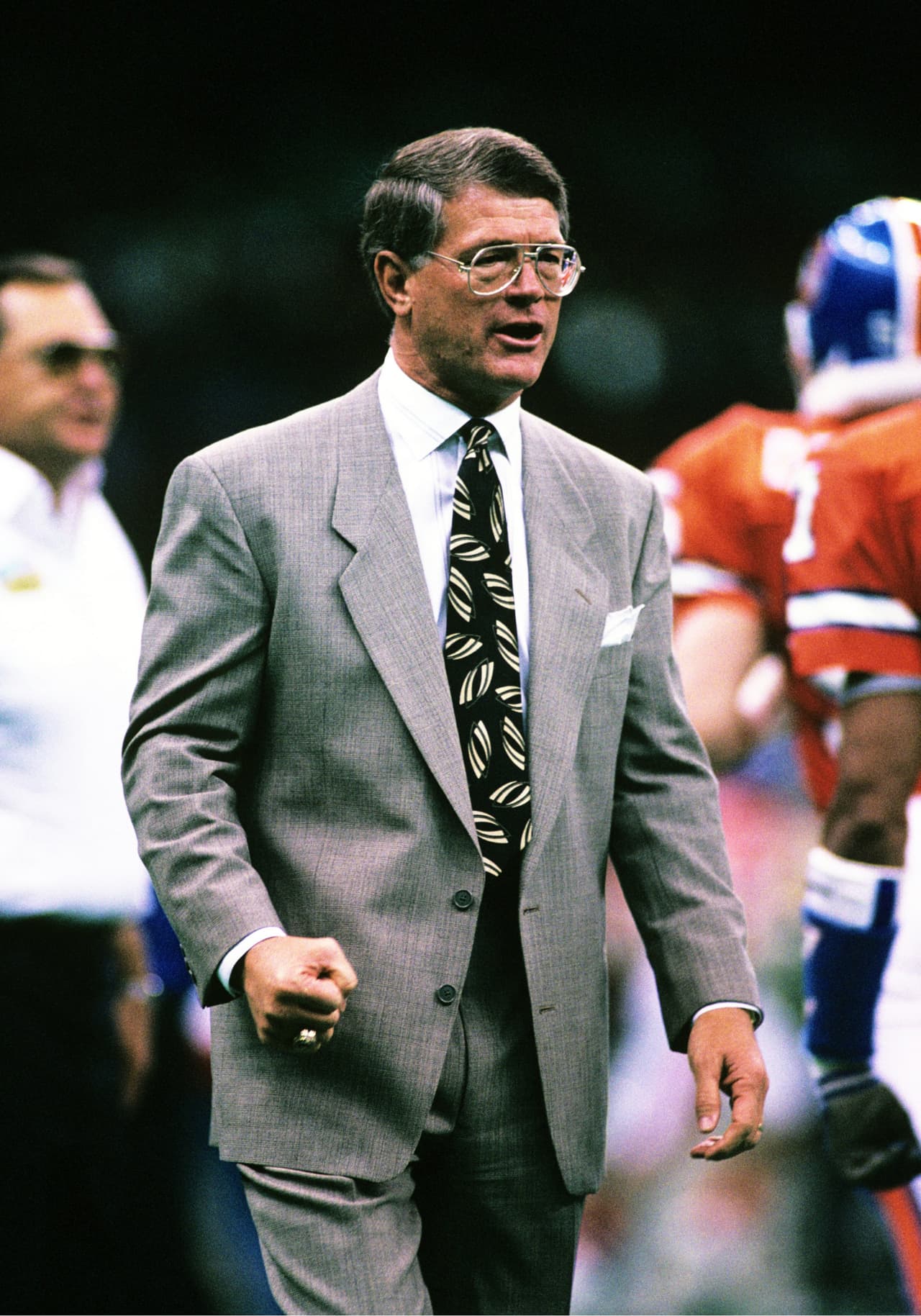 El coach de los Broncos, Dan Reeves, tercera vez que lleva a su equipo al Super Bowl y tercera paliza en contra.