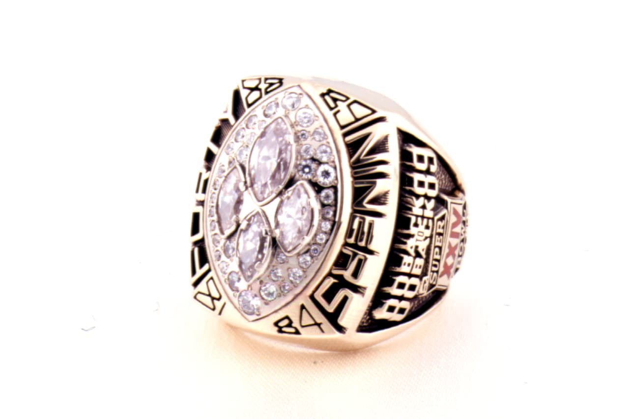 El anillo que acredita a San Francisco 49ers como monarca del Super Bowl XXIV, el cuarto para éste equipo, Denver debía esperar.