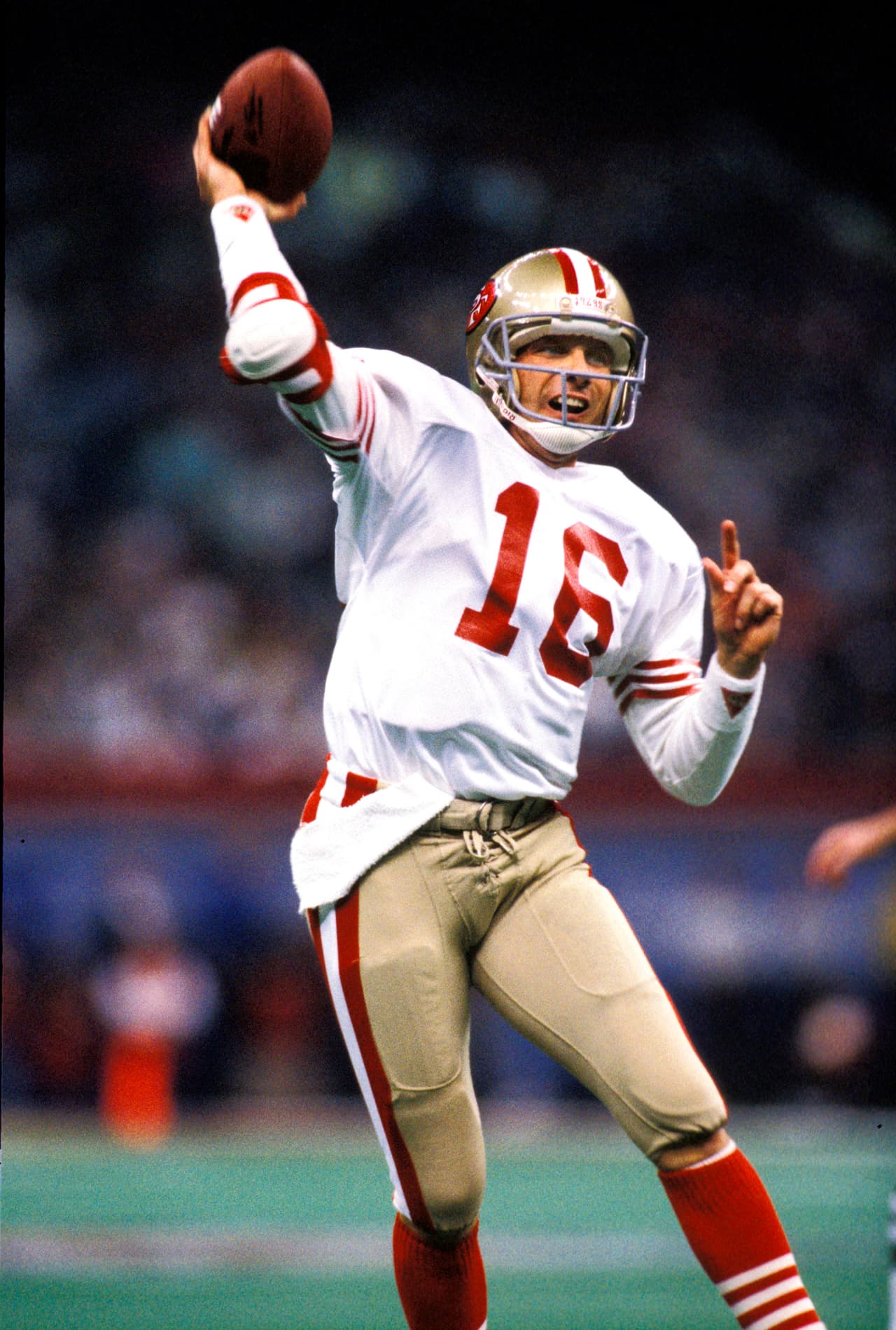 El nombramiento MVP del Super Bowl XXIV fue para Joe Montana quien falló solo 7 pases en todo el partido y sumó 297 yardas. Tercera vez MVP en el súper domingo.