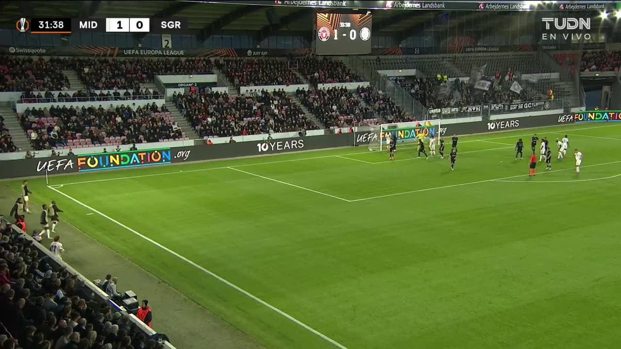 ¡TIRO ATAJADO! disparo por Tochi Chukwuani.