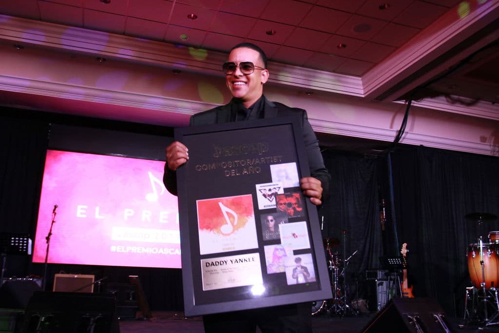 El cantautor consiguió quedarse con otros tres galardones, con lo que se convirtió en el artista más galardonado en la historia de los premios.
<br>