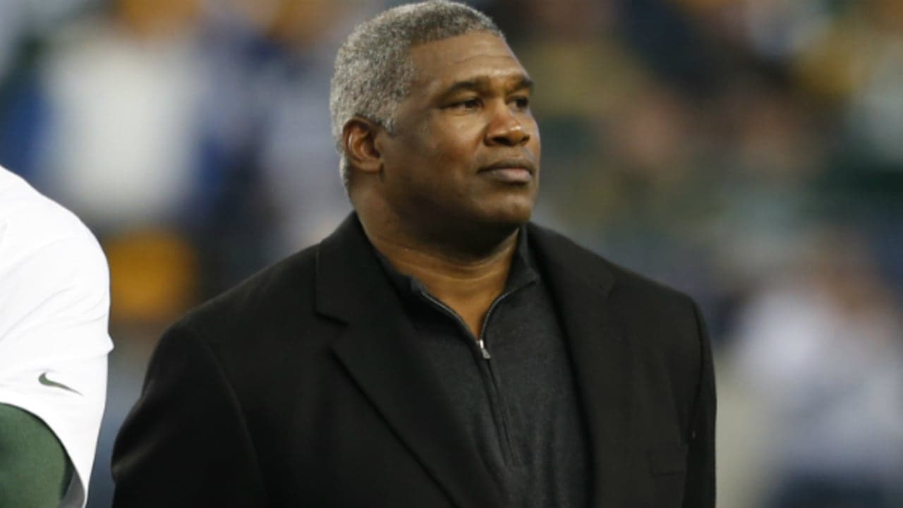 No fue invitado a las pruebas por lo que mintió y dijo que conocía a Alonzo Highsmith, directivo de Cleveland. Al dejarlo hablar con él, lo convenció y se quedó en el equipo.