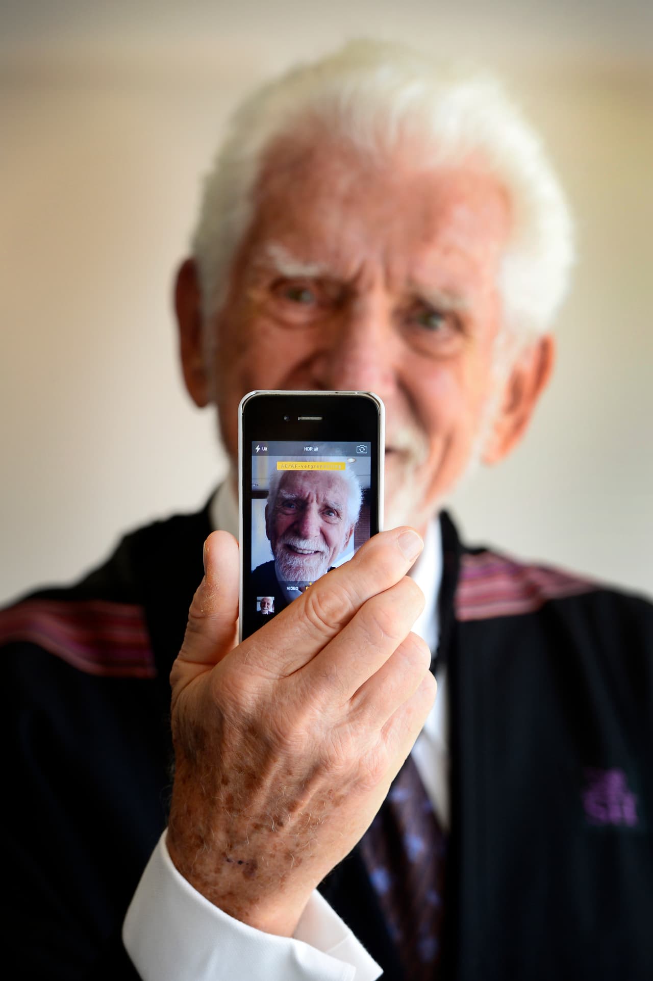 El 3 de abril de 1973, Martin Cooper hizo la primera llamada desde un teléfono celular, con lo que no solo creó su empresa Motorola sino que le dio vida a estos aparatos tan vigentes ahora.