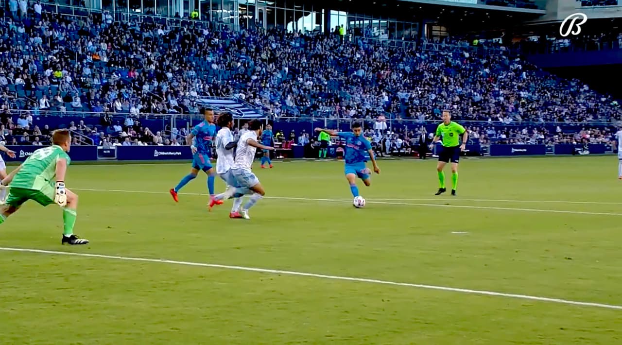 ¡Combinación argentina! Maxi Urruti la pone y Matías Vera fusila al portero con un zapatazo