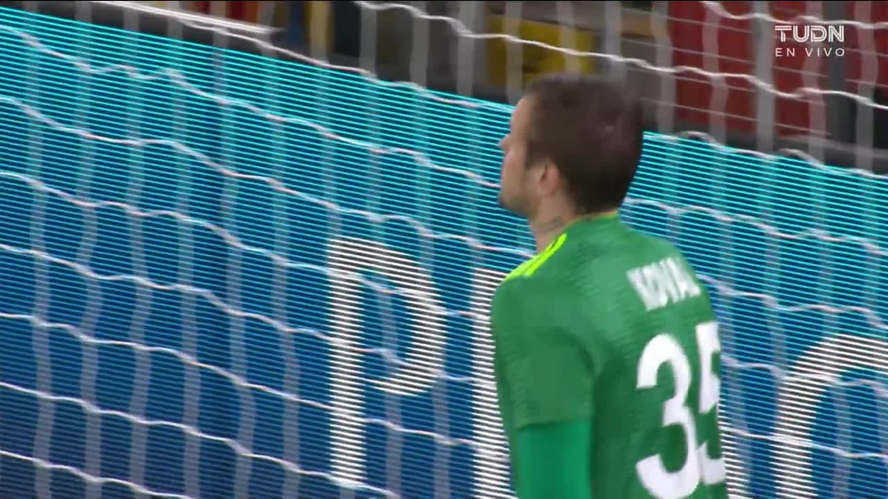 Arranca el partido y la pelota está en juego.