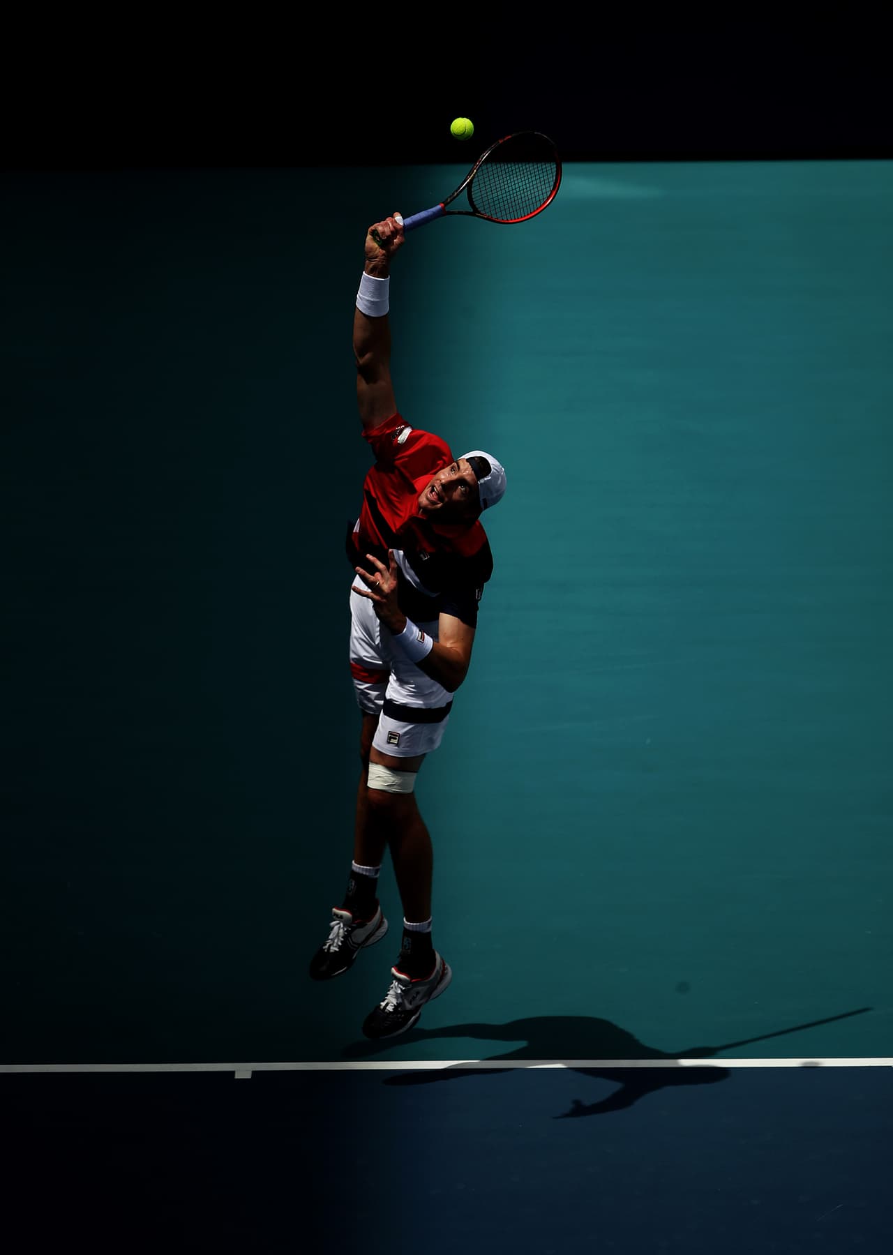 El suizo Roger Federer se proclamó a sus 37 años campeón del Miami Open al vencer en la final por 6-1 y 6-4 al estadounidense John Isner, que defendía el título. Es su cuarto título en Miami y su vigésimo en Masters 1.000.