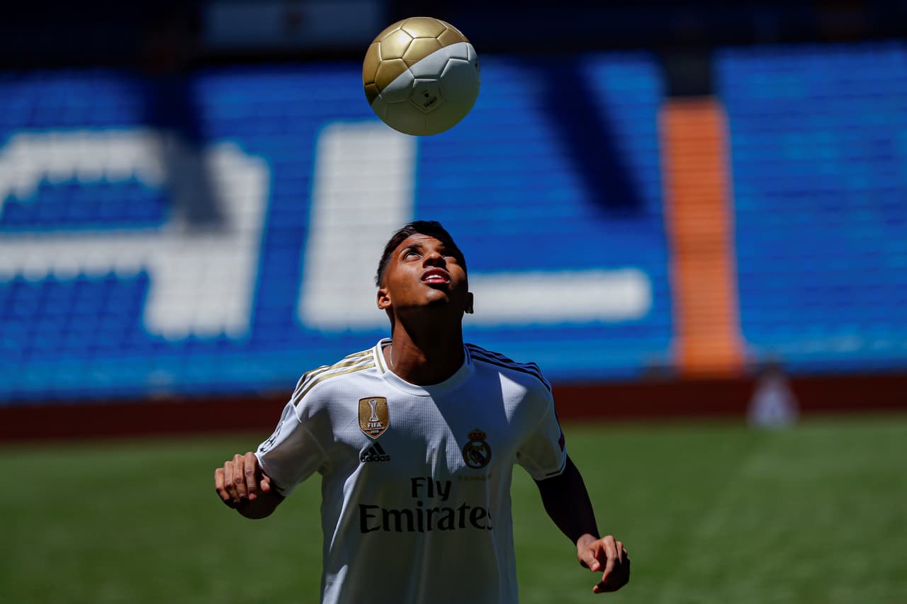 Este martes el brasileño Rodrygo, ex Santos F.C., firmó contrato hasta 2025 con el Real Madrid y posteriormente fue presentado de manera oficial junto al presidente Florentino Pérez. "Era mi sueño desde pequeño jugar acá [...] estoy a disposición del club, en el Castilla o el primer equipo", comentó el joven atacante.
